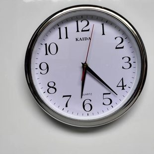 省电跳秒有滴答声家用挂墙时钟免打孔简约圆形大字石英钟 挂钟经典