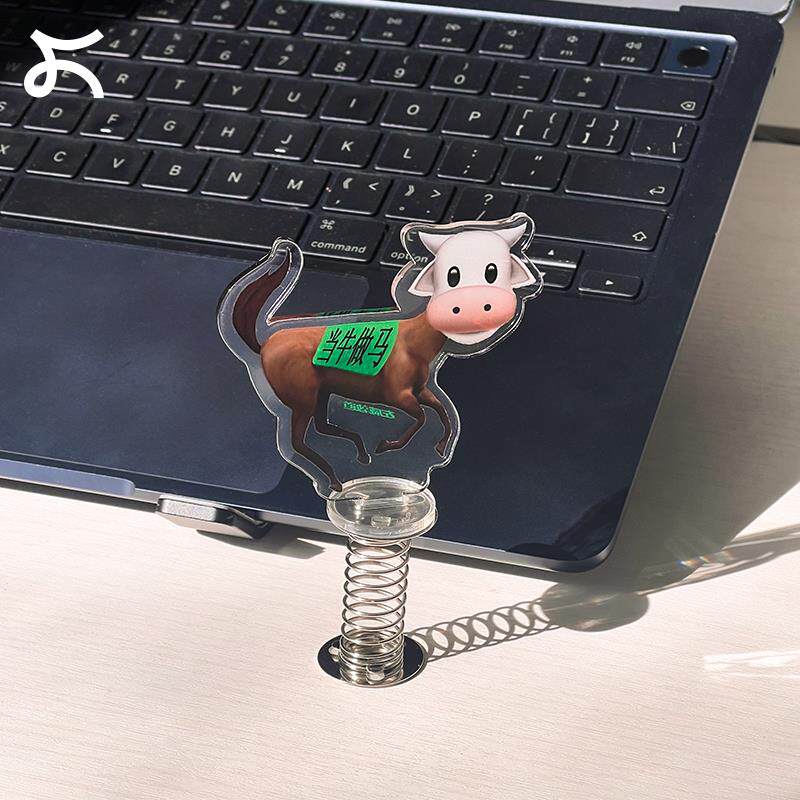 左咸敦道当牛做马系列弹簧摇摇乐摆件压克力打工人解压桌面摆件