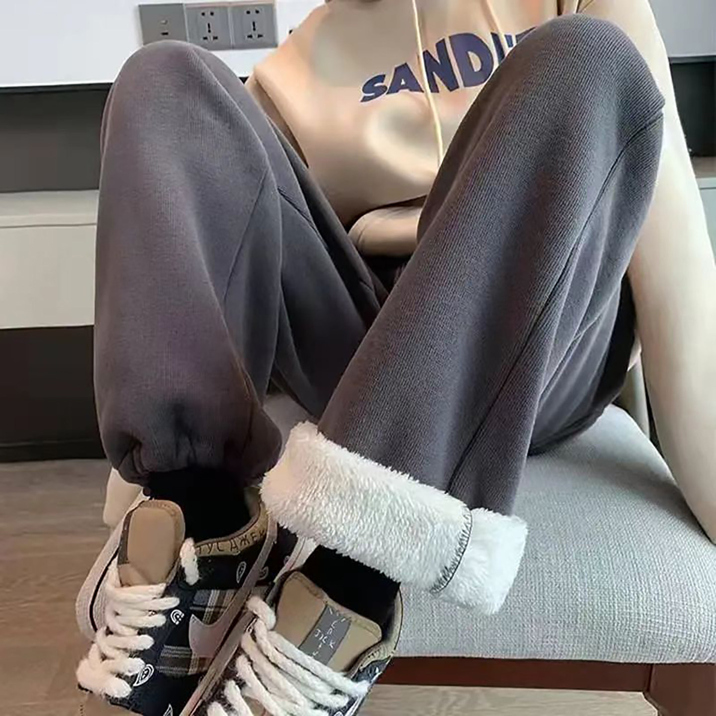 灰色羊羔绒裤子女款加绒加厚卫裤