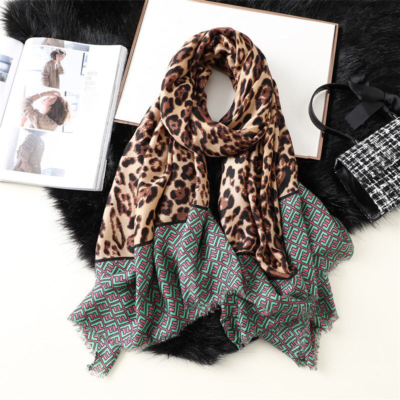 新款棉麻手感丝巾女豹纹印花秋季披肩围巾两用防晒旅游超大纱巾