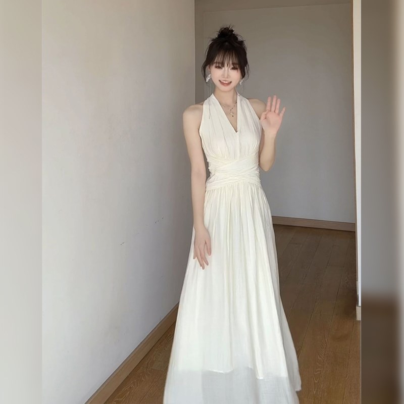 法式气质褶皱V领挂脖连衣裙女夏季设计感收腰独特漂亮白色长裙子