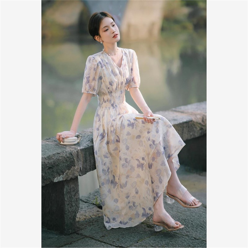 茶歇法式气质温柔碎花连衣裙2025夏季新款海边度假收腰遮肚长裙女