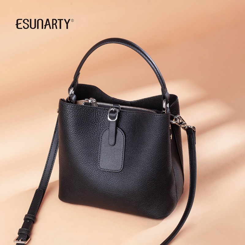 真皮水桶包女2025新款时尚大容量通勤女包头层牛皮休闲女士斜挎包
