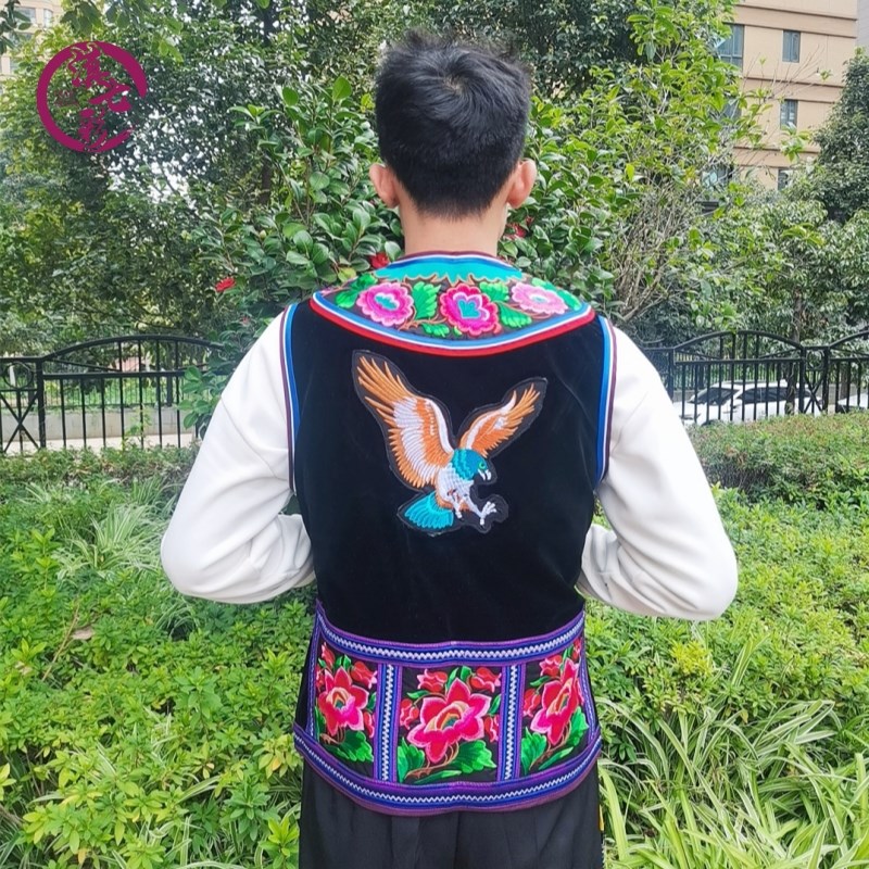 黑底绣花禄劝马甲新款彝族马夹精品绣花男马褂黑色云南民族服装男
