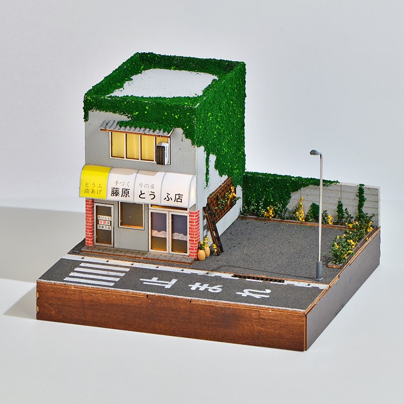 新品1:64比例汽车模型场景手工拼装微缩日式豆腐店带灯小房子