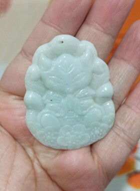 天然翡翠吊坠雕刻件飘花仿古