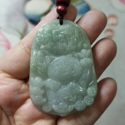 天然翡翠吊坠雕刻绿底飘花