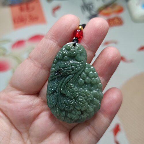 天然翡翠绿底飘花孔雀凤凰牌