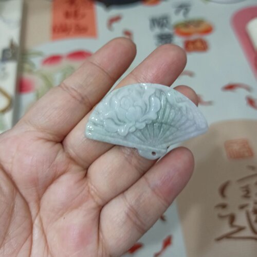 天然翡翠吊坠白底凤穿牡丹扇子牌