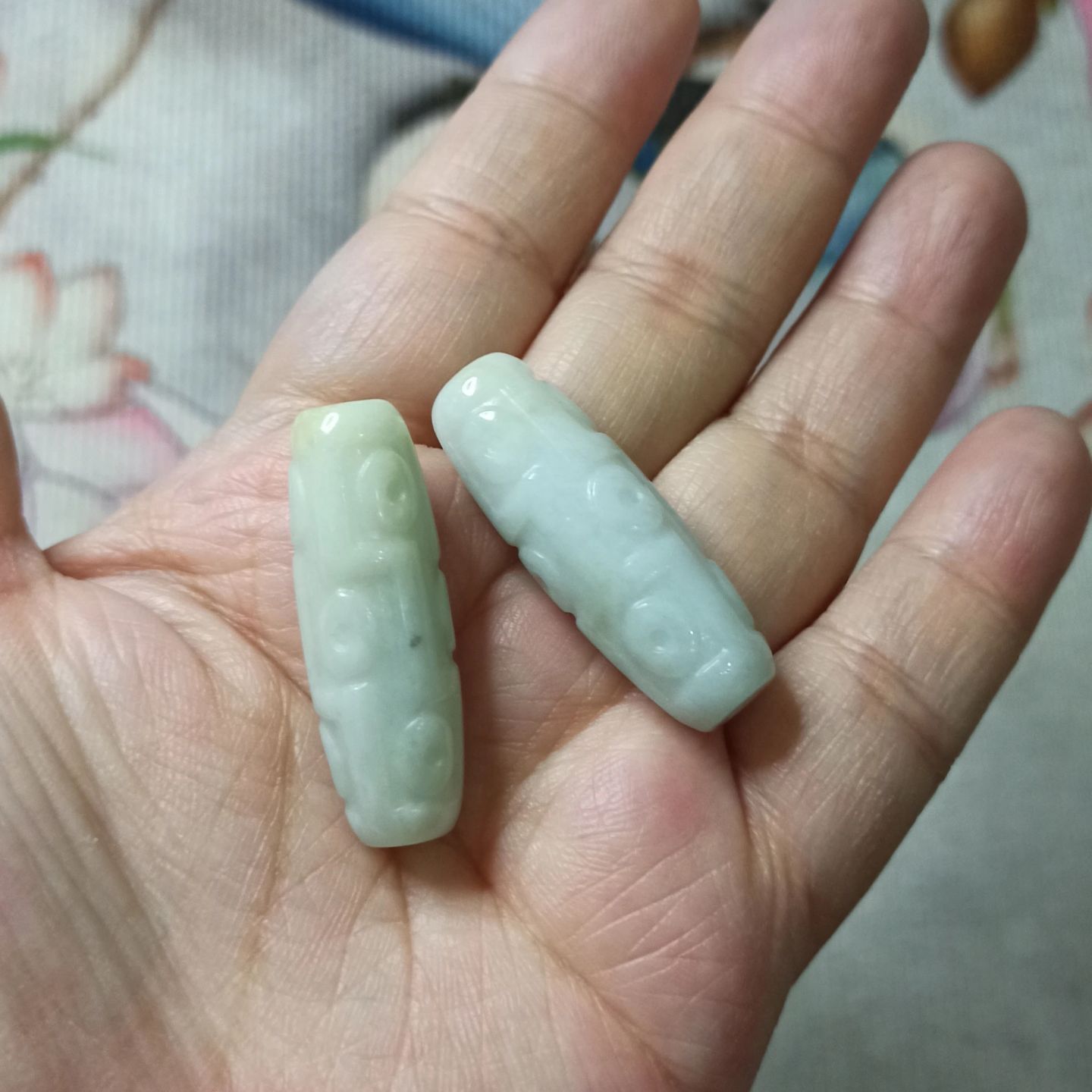 天然翡翠油青路路通孔图片