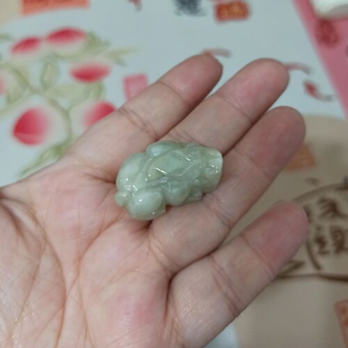 天然翡翠吊坠飘花红翡雕刻貔貅