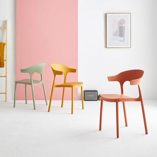 北欧风简约塑料椅子可叠放等位椅餐厅家用靠背凳子加厚餐桌椅大人
