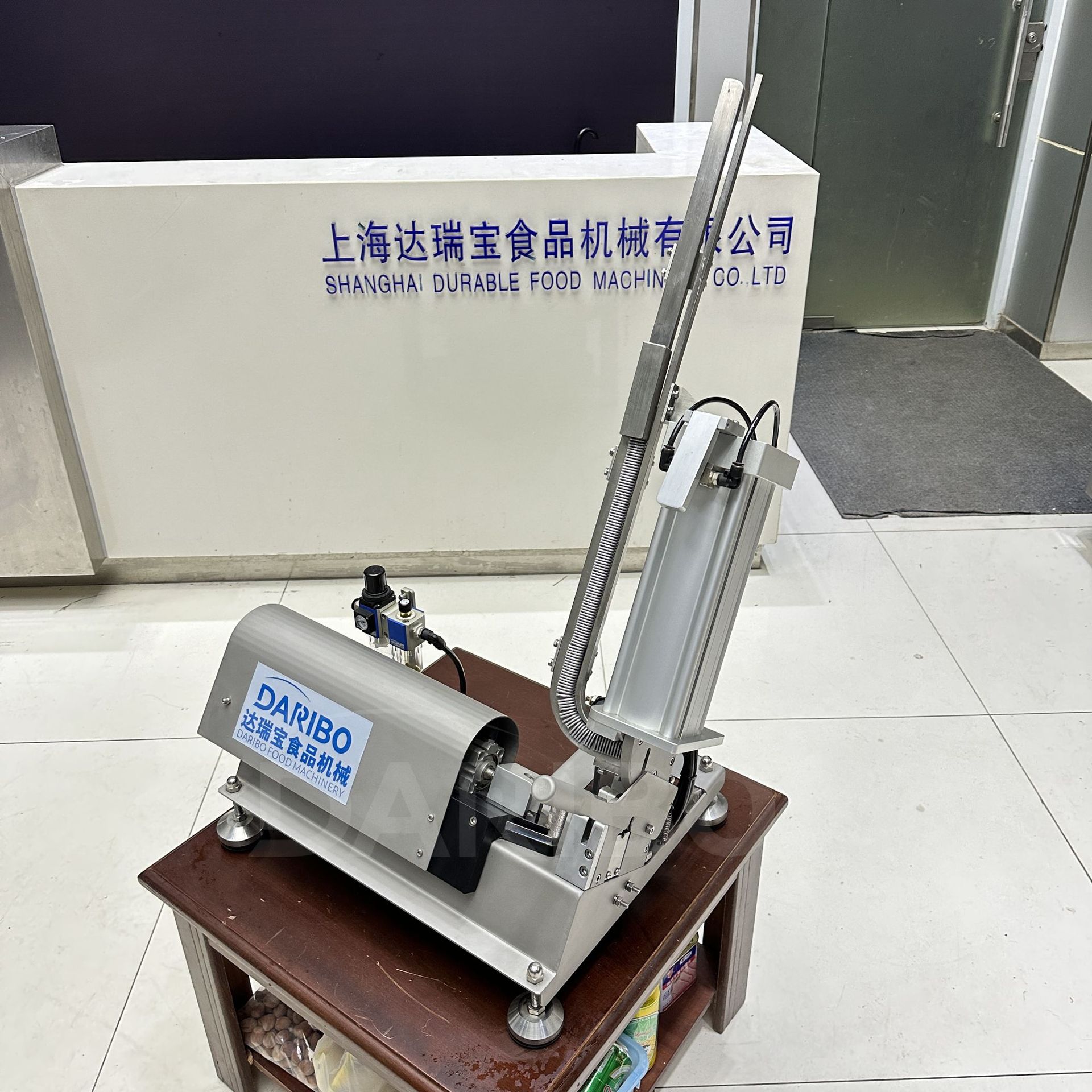 L810型气动拉紧打卡机 搭多种肉类灌肠设备 牛肉填充肉肠封口机器