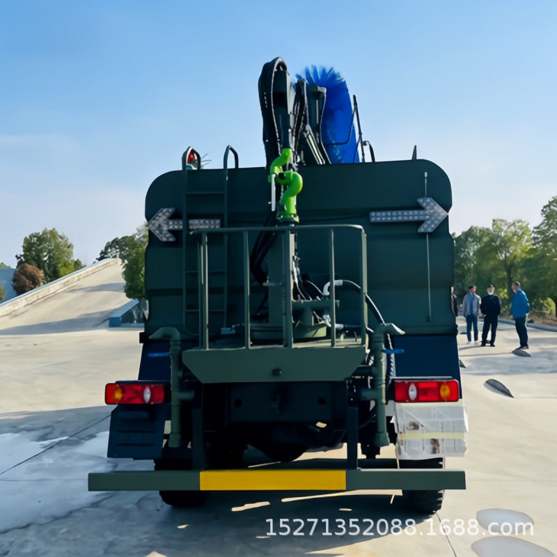 荒漠光伏清洗专用六驱越野底盘无惧复杂路况太阳能板清洗车