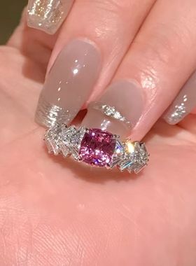 高级感T方钻镶嵌粉嫩公主方戒指