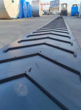 输送带尼龙帆布芯橡胶人字防滑输送带 铺车铺地牛羊槽子用输送带