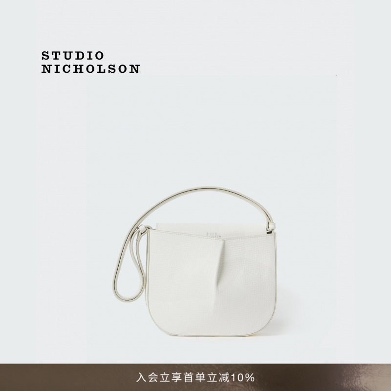 STUDIO NICHOLSON中性FORTUNA褶皱斜挎包图片