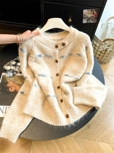 韩系软糯亲肤细腻舒适牛角扣针织衫女春秋复古刺绣设计感小众毛衣