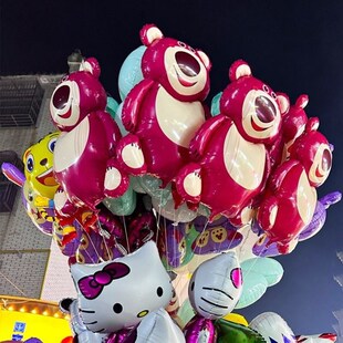 婴儿躺着看的气球小月龄宝宝脚蹬气球儿童手拿气球卡通可爱草莓熊