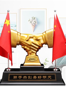 办公室摆c件公司商务开业礼品办公乔迁桌总经理诚信握手合作共赢