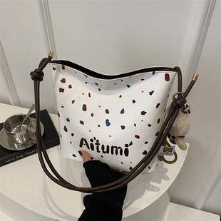 波点大容量时尚 简约单肩包高级感斜挎 手提水桶包女20A24秋冬新款