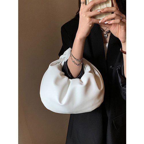 手提粉色包包韩系高级感百搭水桶包超软小众M设计小拎包百搭云朵