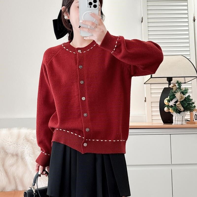 2024秋冬新款时尚针织女开衫200斤胖mm设计感格子扣圆领大码毛衣