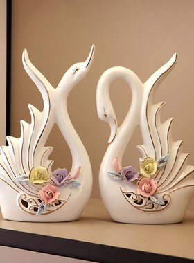 轻奢高级感创意情侣天鹅摆件客厅酒柜电视柜办公室玄关陶瓷装饰品