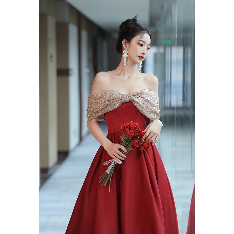 敬酒服2023新款新娘高级感红色订婚礼服裙亮片一字肩主持人演出服