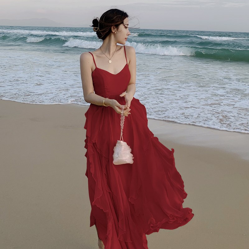 海边红裙旅游沙漠穿搭吊带连衣裙适合大理洱海拍照的红色沙滩裙女