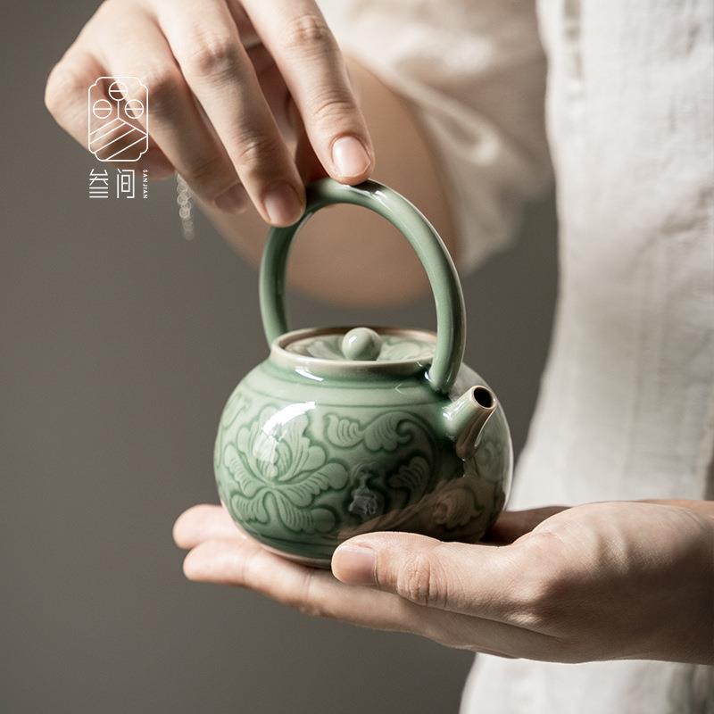 叁间越窑梅子青瓷提梁壶泡茶壶手工浮雕牡丹小品壶陶瓷带过滤小壶图片