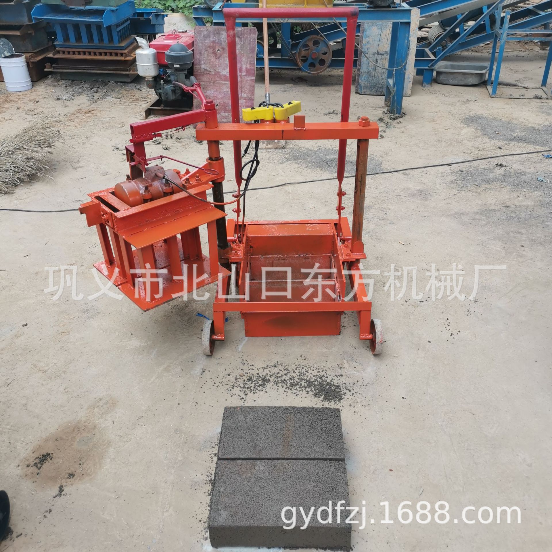 2-45小型移动水泥砖机操作简单