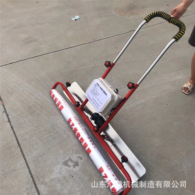 手推式混凝土覆膜机 公路养护盖膜机锂电震动脚印覆膜机伸缩