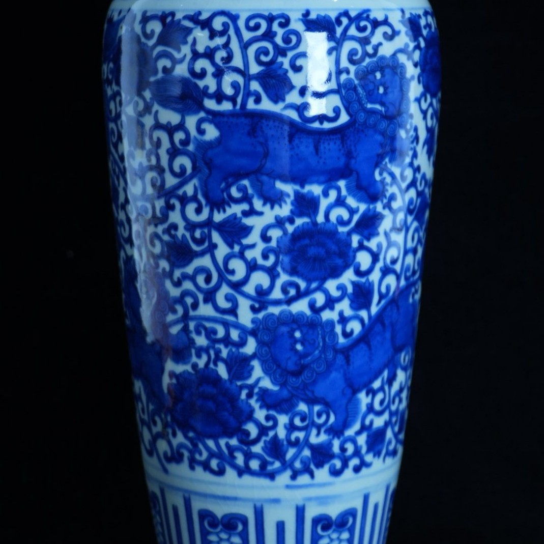 青花缠枝莲狮纹梅瓶