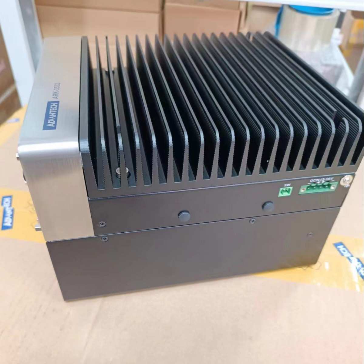 研华 ARK-3532B 无风扇工控机，支持10代处理器，恶劣环境使用