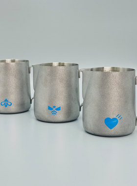 日本BLUE BEE不锈钢咖啡拉花缸打奶缸专业带刻度尖嘴拉花奶泡杯