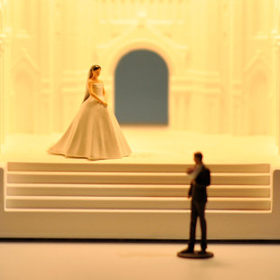 西式新娘新郎彩色l人偶金属公仔模型婚庆新人摆件带礼盒新婚礼物