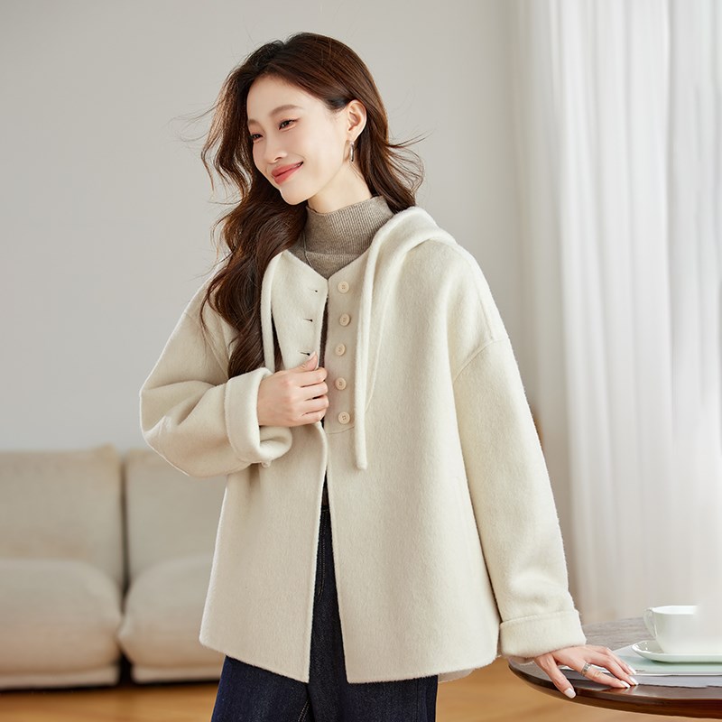 今年流行小个子妮子大衣女装2024秋冬季新款韩系连帽斗篷毛呢外套