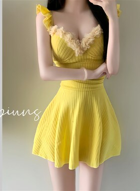 连体泳衣女新款高级感奶黄色平y角裙式遮肚显瘦小胸聚拢保守游泳