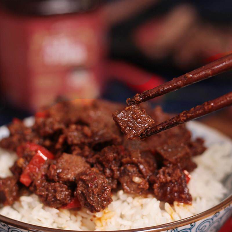 现货楚小妞 大块牛肉酱网红大粒拌饭酱拌面酱下饭菜自制辣椒酱