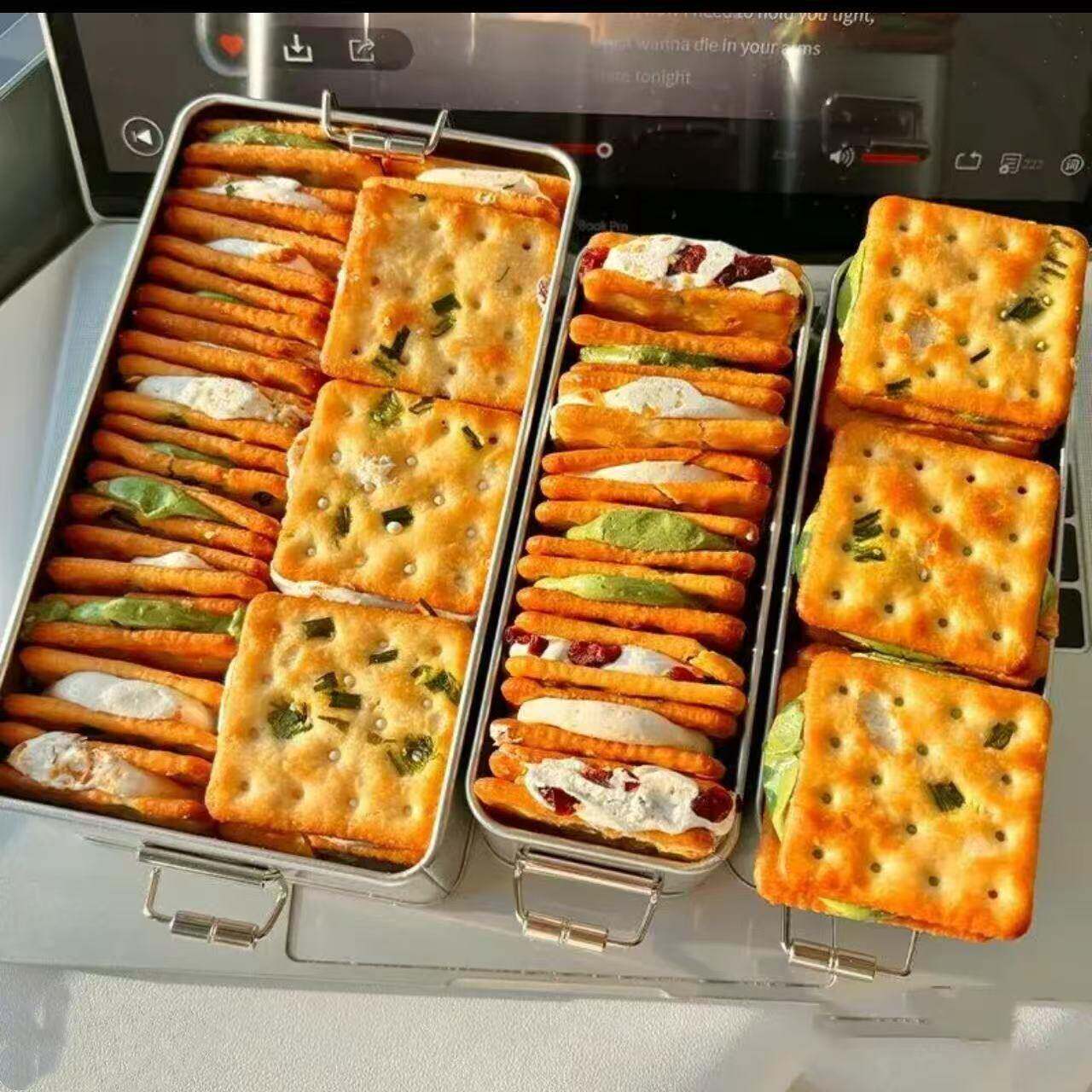 现货精致铁盒香葱牛扎饼干 干咸味夹心饼干 干网红零食小吃休闲