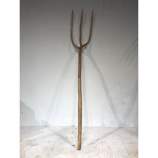 5ZW民俗老物件农家院摆件老旧农具筛子斗笠铁掀小镐耙子木锨镐头