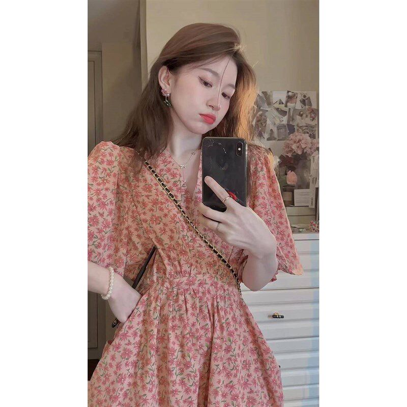 哺乳连衣裙夏季外出辣妈款产后喂奶衣时尚碎花V领女装中长款裙子