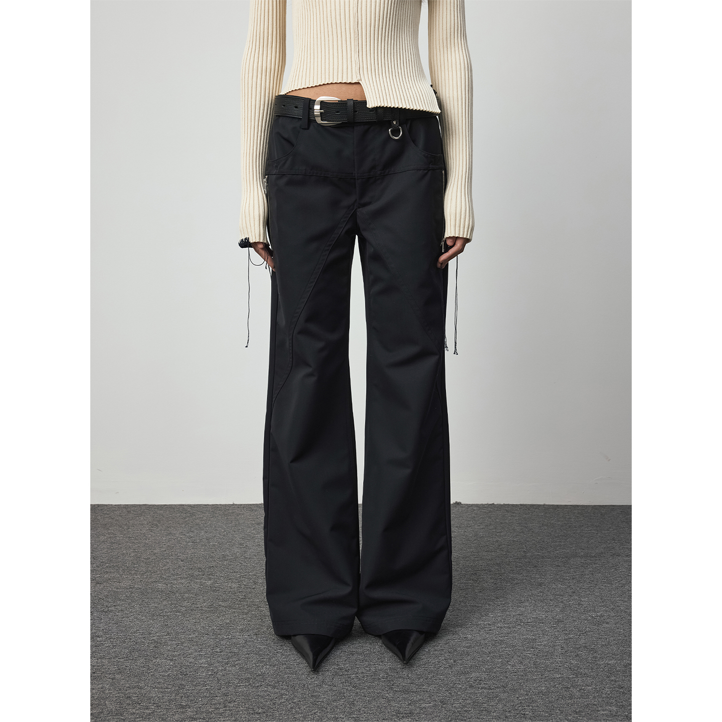 两侧金属拉链设计低腰微喇休闲裤