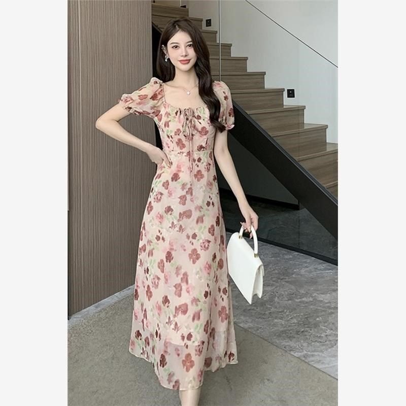 法式茶歇碎花泡泡袖连衣裙女2025夏季新款收腰显瘦薄款设计感长裙