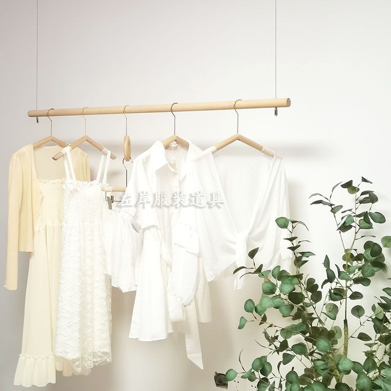 服装店钢丝实木悬挂衣杆上墙吊顶侧挂展示架简约麻绳吊挂橱窗吊杆