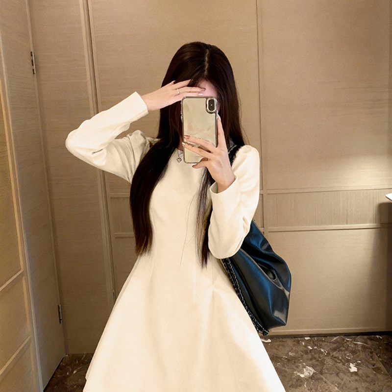 白色长袖连衣裙女早秋法式高级感赫本风小个子收腰显瘦杏色短裙子