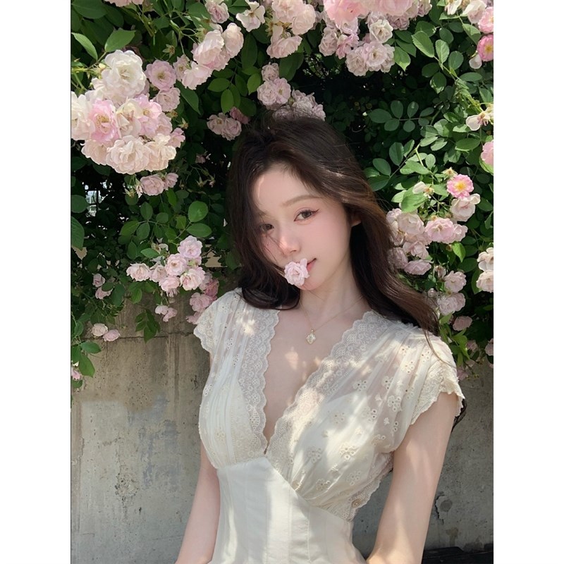 连衣裙纯欲千金中长款拼接蕾丝裙女夏度假风深V领收腰花边百褶裙