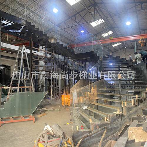 佛山厂家加工定做国内外大型钢结构楼梯工程加厚齿状龙骨弧形楼梯