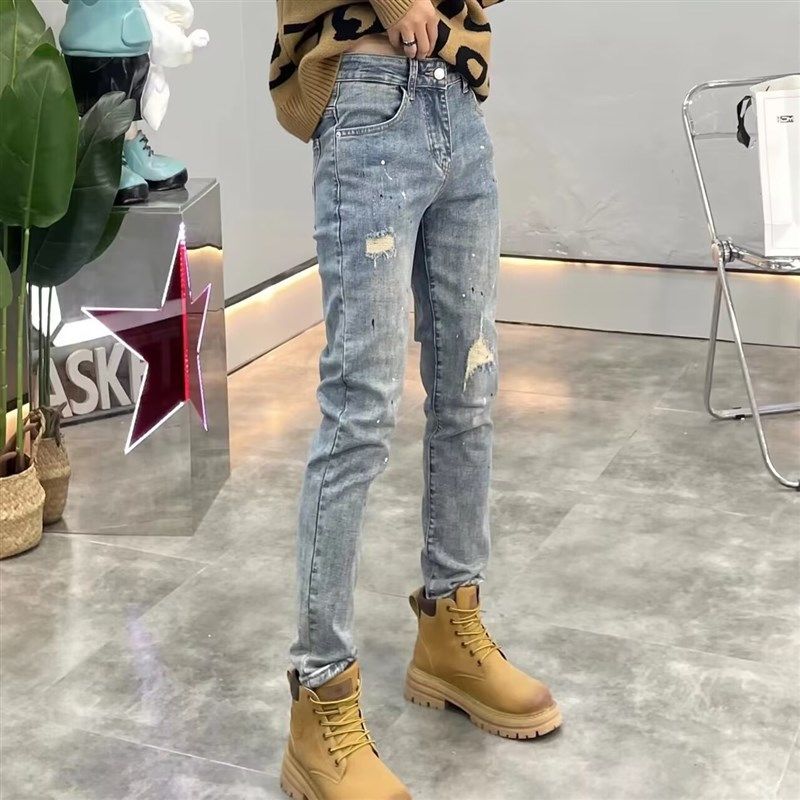 高级感浅蓝色牛仔裤男破洞秋季新款时尚喷漆复古百搭修身休闲裤子